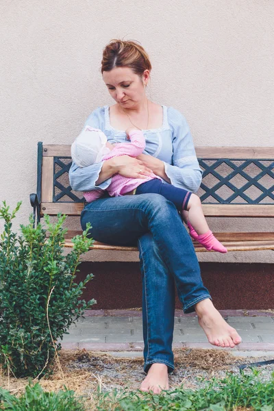 妈妈母乳喂养小宝宝户外 — 图库照片