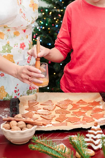 Mutter mit Tochter backt die Weihnachtsplätzchen — Stockfoto