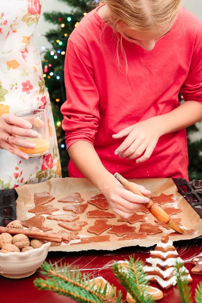 Mutter mit Tochter backt die Weihnachtsplätzchen — Stockfoto