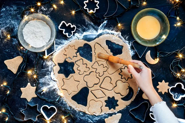 Menina fazendo os biscoitos de Natal — Fotografia de Stock