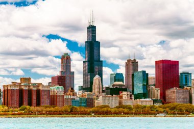 Mavi gökyüzü ile Chicago manzarası