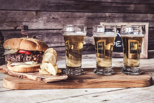 Craft Beer mit Hamburger — Stockfoto