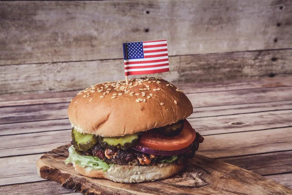 American Style Cheeseburger With Chips — Stock Photo, Image