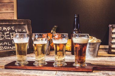 ahşap masa üzerinde bira farklı türde gözlük seti