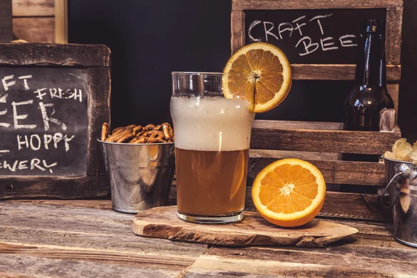 Szklanka Świeżym Piwem Owocowym Przekąskami Drewnianym Stole — Zdjęcie stockowe