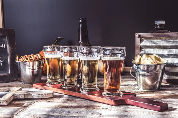 木製のテーブルの上に異なる種類のビールを持つメガネのセット — ストック写真
