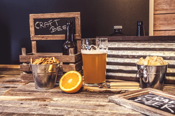 Sklenice Čerstvým Ovocným Pivem Svačinkou Dřevěném Stole — Stock fotografie