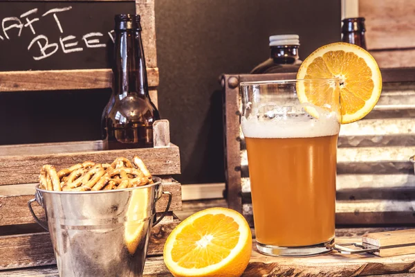 新鮮なフルーツビールと木製のテーブルの上の軽食とガラス — ストック写真