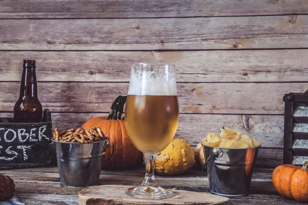 Verre Avec Bière Fraîche Collations Sur Table Bois — Photo