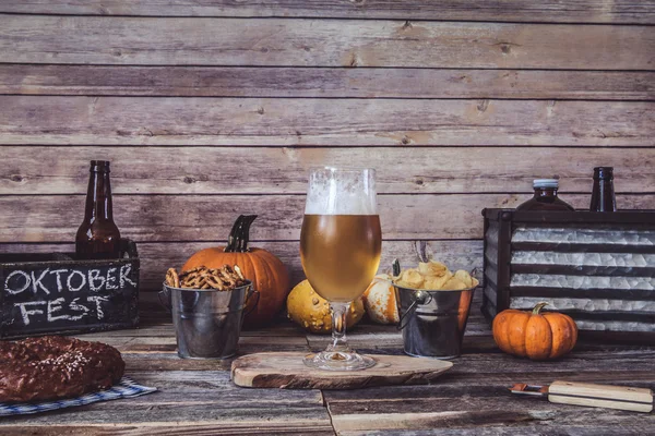 玻璃与新鲜的啤酒和小吃在木桌上 — 图库照片