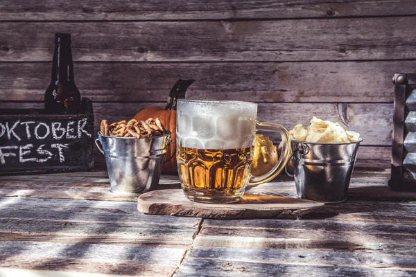 Vidro Com Cerveja Fresca Lanches Mesa Madeira — Fotografia de Stock