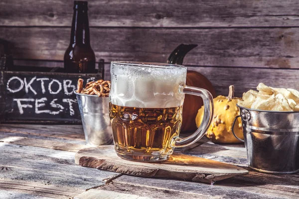 Vaso Con Cerveza Fresca Aperitivos Mesa Madera —  Fotos de Stock