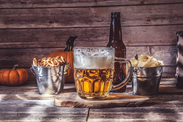 Vaso Con Cerveza Fresca Aperitivos Mesa Madera —  Fotos de Stock