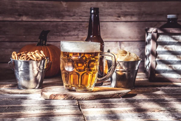 Verre Avec Bière Fraîche Collations Sur Table Bois — Photo