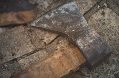 Eski paslı balta taş alet oduncusu yatay makro fotoğraf üzerinde yatıyor