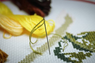 el yapımı el yapımı makro resim üzerinde iplikleri olan popüler hobi nakış desenleri 