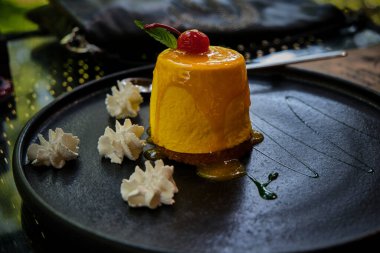 Tatlı. Kirazlı ve yeşil naneli mango tutku meyvesi..