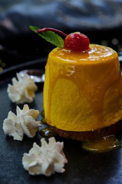 Tatlı. Kirazlı ve yeşil naneli mango tutku meyvesi..