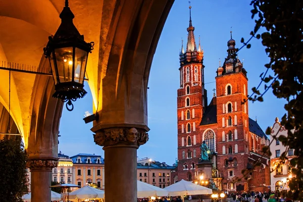 Bazilika Saint Mary Nabízí Město Tržního Náměstí Krakově — Stock fotografie