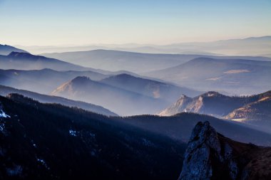 Dağ sisli ufuk peyzaj Zakopane