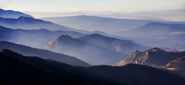 ザコパネの山霧地平線の風景 — ストック写真