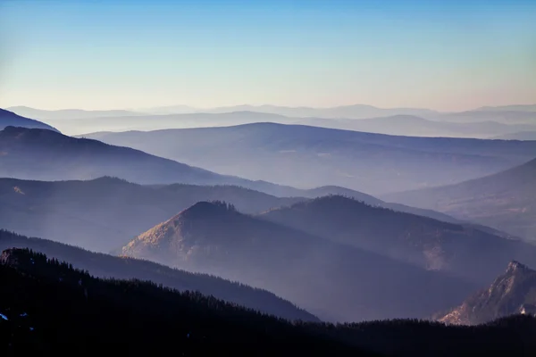 Mistige horizon berglandschap in Zakopane — Stockfoto