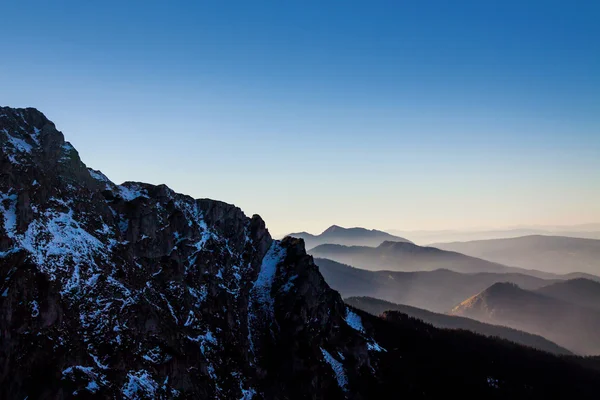 ザコパネの山霧地平線の風景 — ストック写真