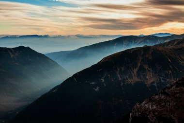 Dağ sisli gün batımı ufuk peyzaj Zakopane