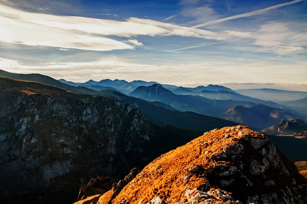 Paesaggio montano con sentiero roccioso — Foto Stock