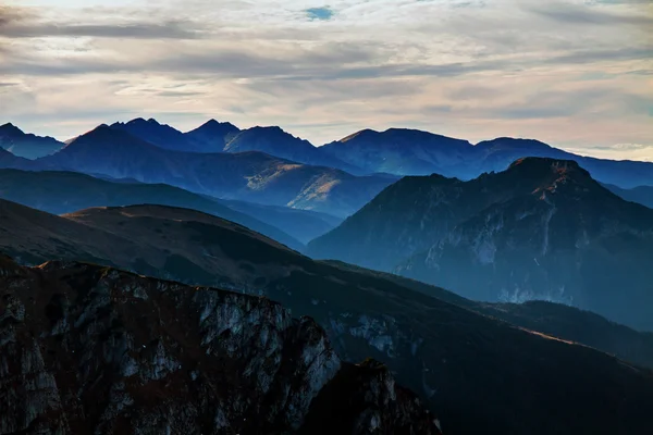 Dimmiga horisonten bergslandskap i Zakopane — Stockfoto
