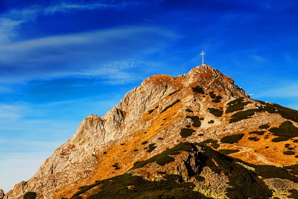 Kayalar ve Giewont en yüksek dağ manzarası