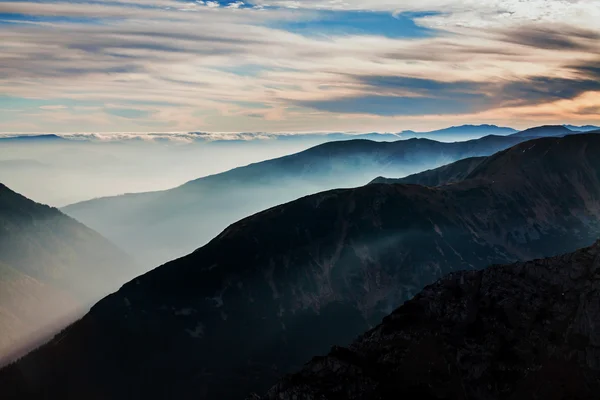Montaña niebla atardecer horizonte paisaje en Zakopane — Foto de Stock