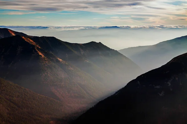 Mistige zonsondergang horizon berglandschap in Zakopane — Stockfoto