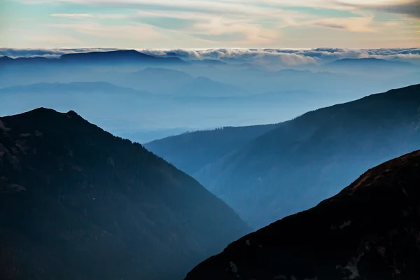 Montaña niebla atardecer horizonte paisaje en Zakopane — Foto de Stock