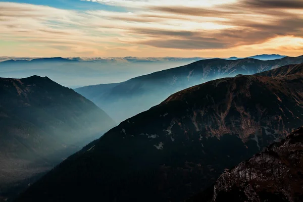 Dimmigt sunset horisonten bergslandskap i Zakopane — Stockfoto