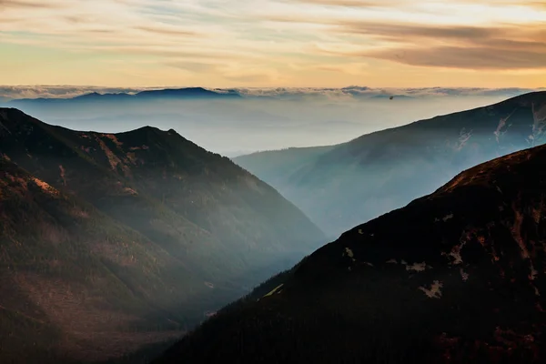 Dimmigt sunset horisonten bergslandskap i Zakopane — Stockfoto