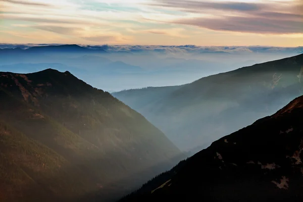 Montaña niebla atardecer horizonte paisaje en Zakopane —  Fotos de Stock
