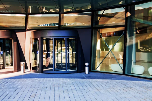 Σύγχρονη Δυναμικός Αρχιτεκτονική Κτίριο Είσοδο Στην Οικονομική Επιχειρηματική Περιοχή Γραφείων — Φωτογραφία Αρχείου