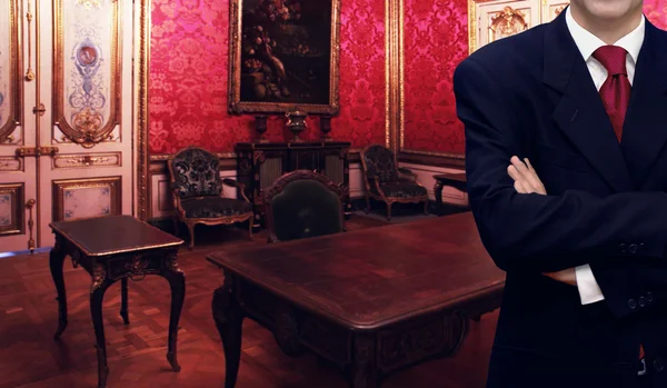 Adam lüks royal palace iç içinde ayakta
