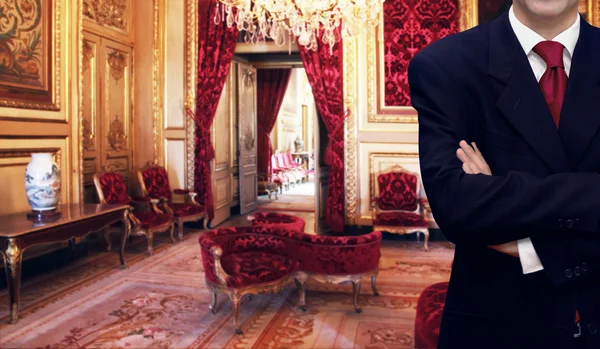 Adam lüks royal palace iç içinde ayakta