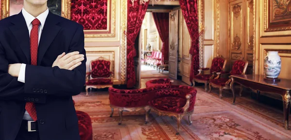 Adam lüks royal palace iç içinde ayakta