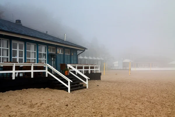 Strandhuis in mist — Stockfoto
