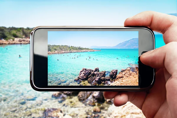 Chytrý telefon fotografie na paradise island — Stock fotografie