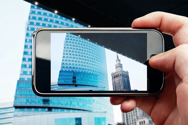 Chytrý telefon mobilní fotografie s kancelářská budova — Stock fotografie