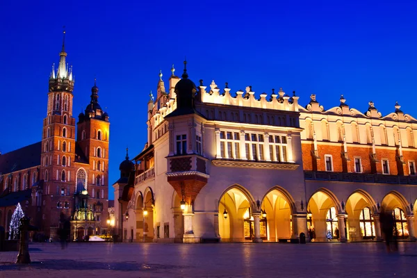 Iglesia de Santa María en Cracovia por la noche — Foto de Stock