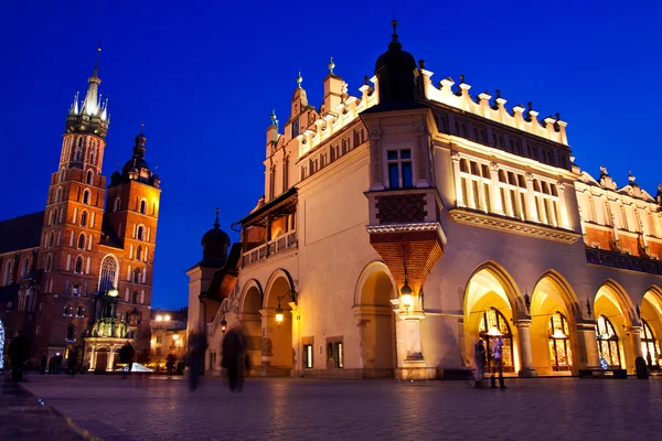 Iglesia de Santa María en Cracovia por la noche — Foto de Stock