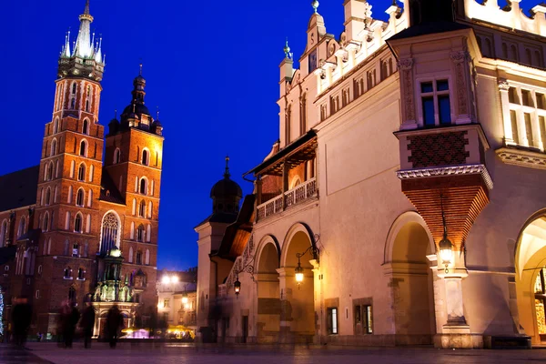 Iglesia de Santa María en Cracovia por la noche — Foto de Stock