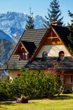 Konukevi ve dağ karlı manzara ufuk