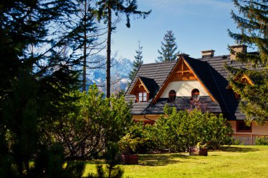 Konukevi ve dağ karlı manzara ufuk