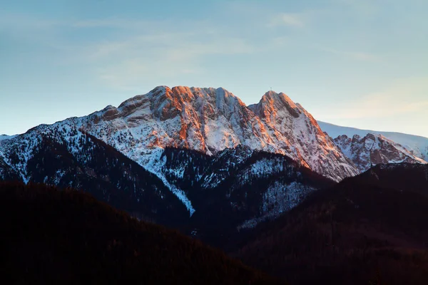 Mountain snöiga landskap horisonten — Stockfoto